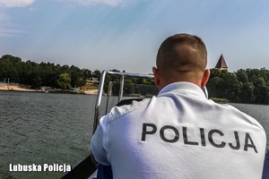 policjant płynie łodzią