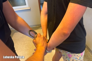 Policjanci wraz z zatrzymanym