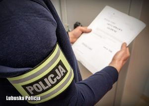 Policjant podczas przeglądania akt.