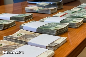 Stosy banknotów rozłożone na stole.
