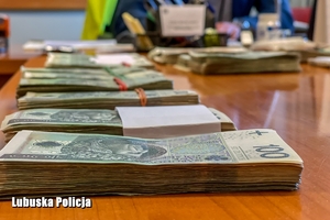 Stosy banknotów rozłożone na stole.