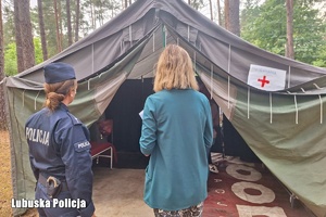 Policjantka kontroluje obozowisko