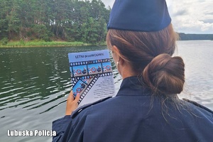 Policjantka, w tle widoczny akwen