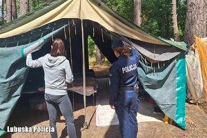Policjantka kontroluje obozowisko