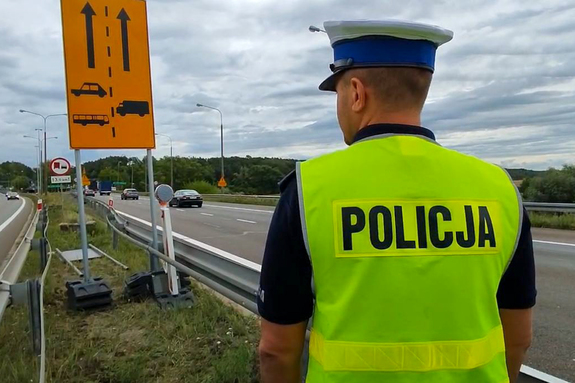 Policjant drogówki idzie w kierunku przejścia granicznego.