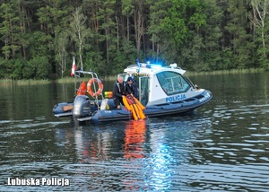 Policjanci wyciągają kukłę z wody