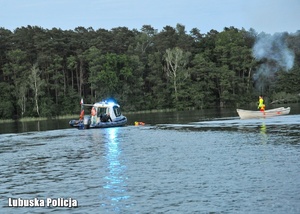 Policjanci wyciągają kukłę z wody