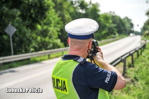Policjant drogówki kontroluje prędkość.