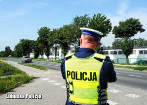 Policjant drogówki kontroluje prędkość.