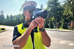 Policjant drogówki kontroluje prędkość.