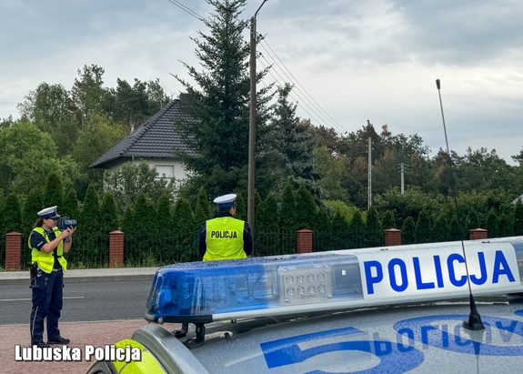 Policjanci podczas kontrolowania prędkości jadących pojazdów.