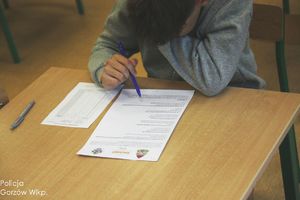Chłopiec rozwiązuje test.
