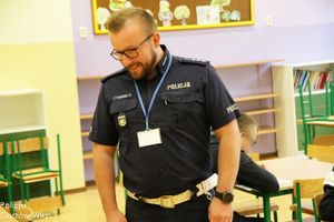 Policjant podczas przeprowadzania testu na kartę rowerową.