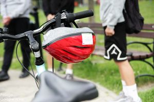 Rowerowy kask na rowerze.