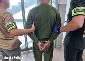 Mężczyzna zatrzymany przez nieumundurowanych policjantów.