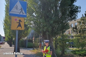 policjantka stoi przy przejściu dla pieszych