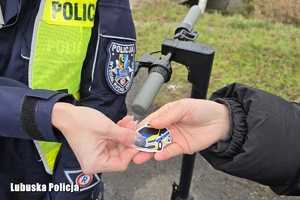 policjantka przekazuje odblask
