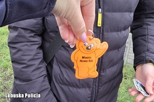 policjantka przekazuje odblask