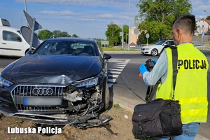 policjant prowadzi oględziny pojazdu