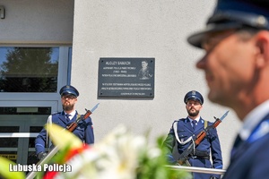 Policjanci przy pamiątkowej tablicy