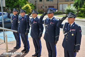 Policjanci oddają hołd