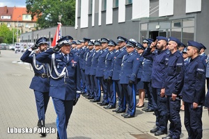 Zastępca komendanta Głównego Policji i policjanci