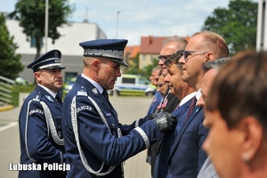 Zastępca Komendanta Głównego Policji wręcza medal