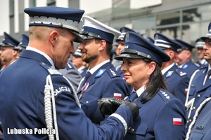 Zastępca Komendanta Głównego Policji wręcza medal