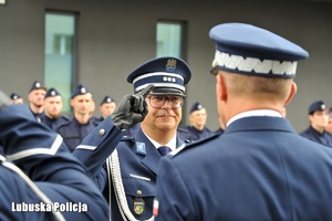 Zastępca Komendanta Wojewódzkiego Policji salutuje