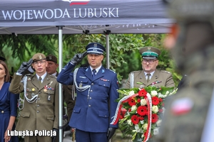 mundurowi oddają honor