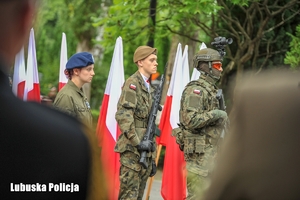 mundurowi przy pomniku