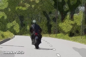 Obrazek przedstawiający motocyklistę na drodze.