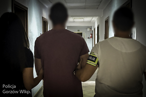 policjanci prowadzą podejrzanego