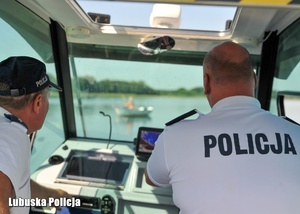 policjanci peł0nią służbę na łodzi