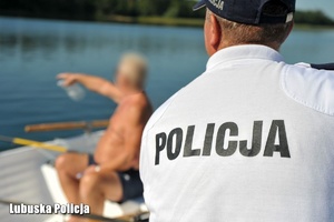 policjant rozmawia z wędkarzem