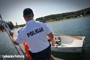 policjant rozmawia z wędkarzem