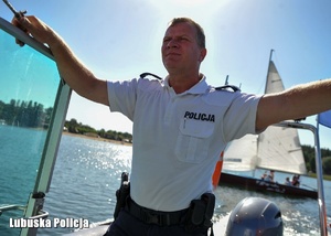 policjant na łodzi