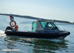 policyjna łódź płynie