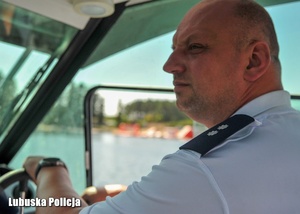 policjant steruje łodzią