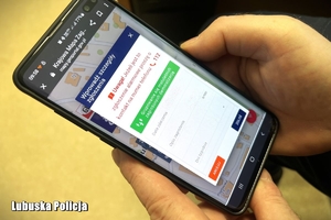 osoba trzyma telefon