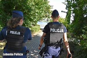 patrol Policji idzie przez park