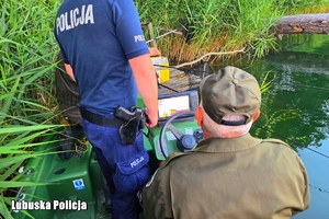 mundurowi kontrolują wędkarza