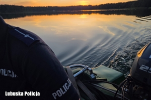 policjant na łodzi