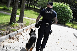 policjant i jego pies służbowy