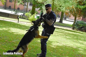 policjant i jego pies służbowy