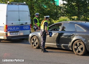 Policjanci podczas przeprowadzania kontroli drogowej.