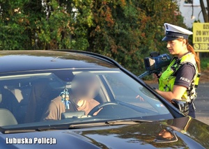 Policjantka okazuje skontrolowaną prędkość kierującemu.