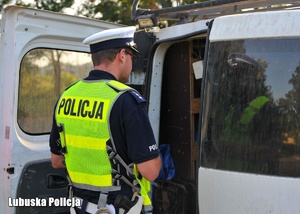 Policjant podczas kontroli drogowej.