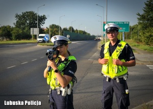 Policjanci drogówki podczas kontroli prędkości jadących pojazdów.