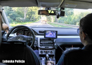 Policjanci podczas patrolu jadący radiowozem.